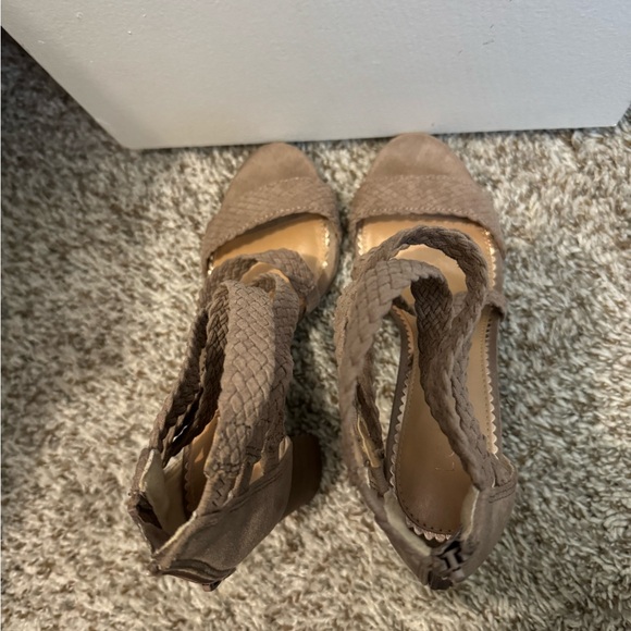 Taupe neutral color heels, heeled Sandals. Block heel. Perfect condition. - Picture 2 of 5